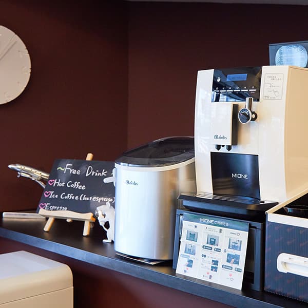 ラウンジ_セルフドリンクバーをご用意しております。コーヒーなど、お仕事の合間の息抜きにご利用ください。©DIGIMA BASE
