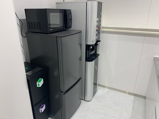 設備_給茶機・冷蔵庫・電子レンジ。簡単な食事の準備が出来る設備が整っています。