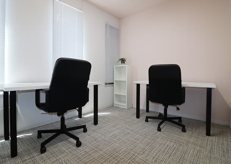 専有部_個室。家具付き、インターネット環境完備ですぐに作業を始めることができます。