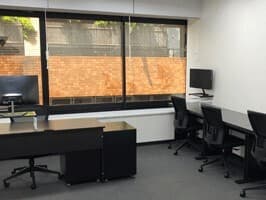 個室_ブラック基調の広々としたオフィスです。