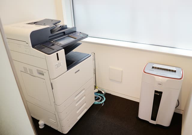 その他_オフィス内の複合機はモノクロ5円/1枚、カラー20円/1枚でご利用いただけます