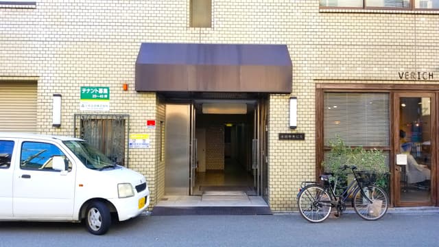 外観_ノスタルジックな雰囲気のあるエントランスです