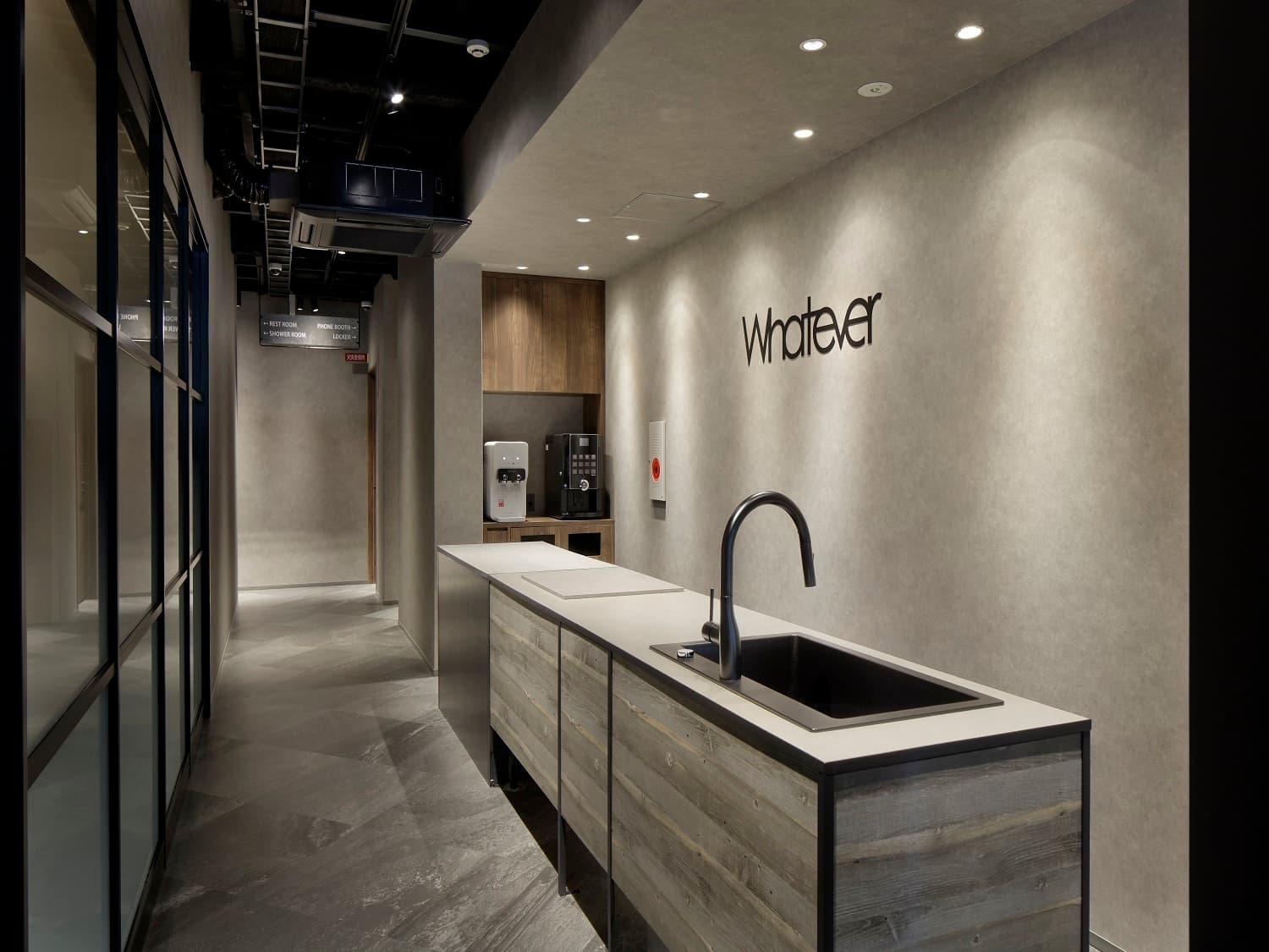 共用部_カフェスペース。ワンタッチで抽出できるコーヒーマシンやウォーターサーバーを設置しています。