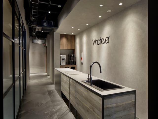 共用部_カフェスペース。ワンタッチで抽出できるコーヒーマシンやウォーターサーバーを設置しています。