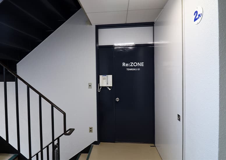 外観_エントランス入口。明るくシンプルなオフィス空間です。