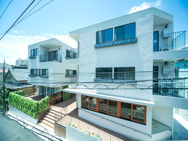 外観_認可保育園「マフィス白楽ナーサリー」が隣接している施設です。