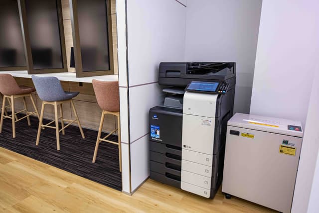 設備_FAX送信も出来る複合コピー機は白黒10円(税込)・カラー50円(税込)/枚でご利用いただけます