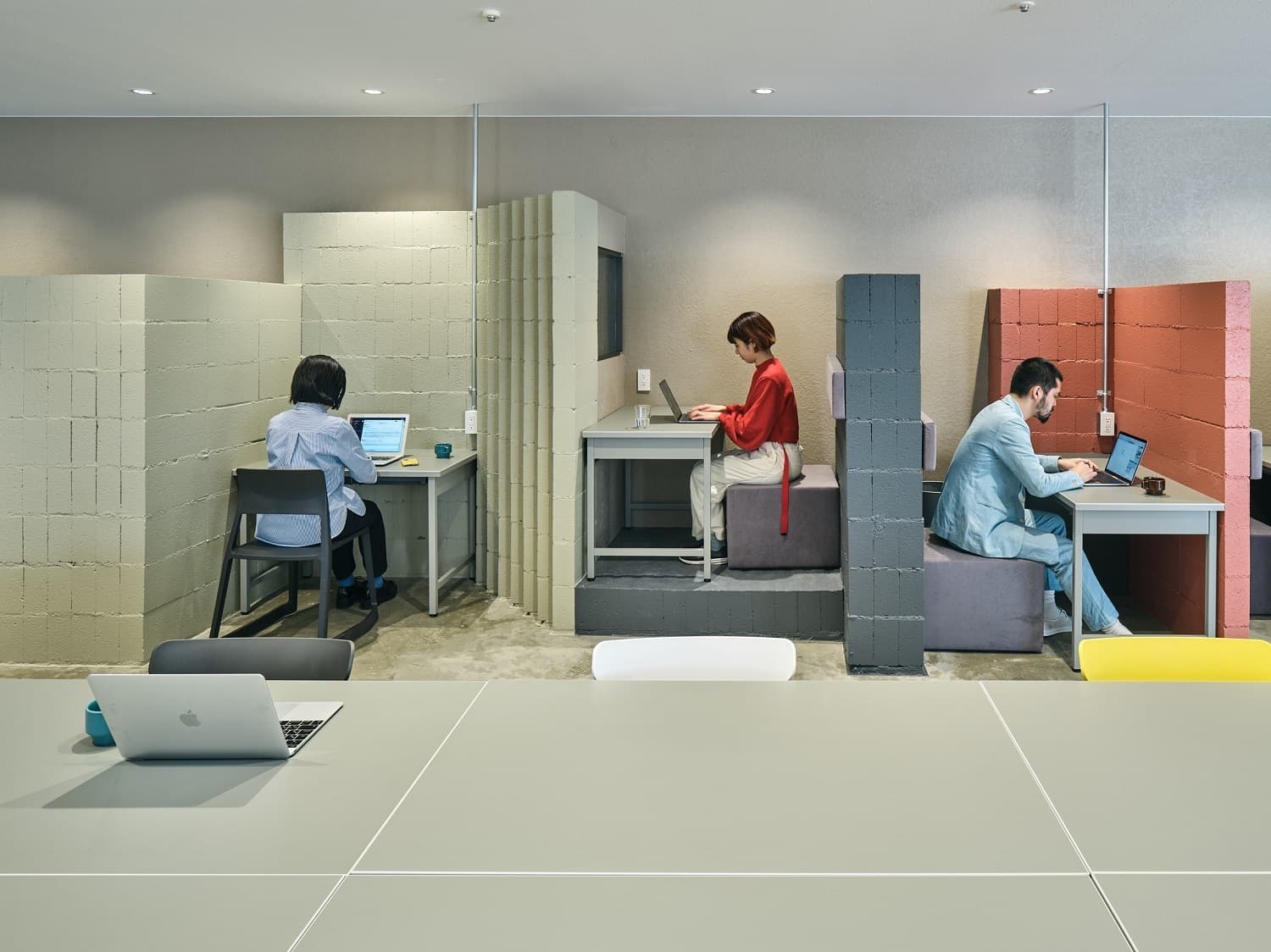 共用部_ラウンジ。個人での作業にも適したスペースになっています。