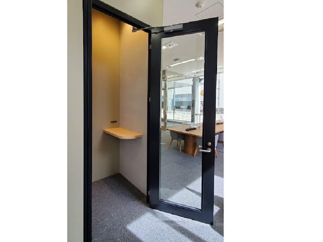 設備_フォンブース。WEB会議や電話の際に利用可能です。