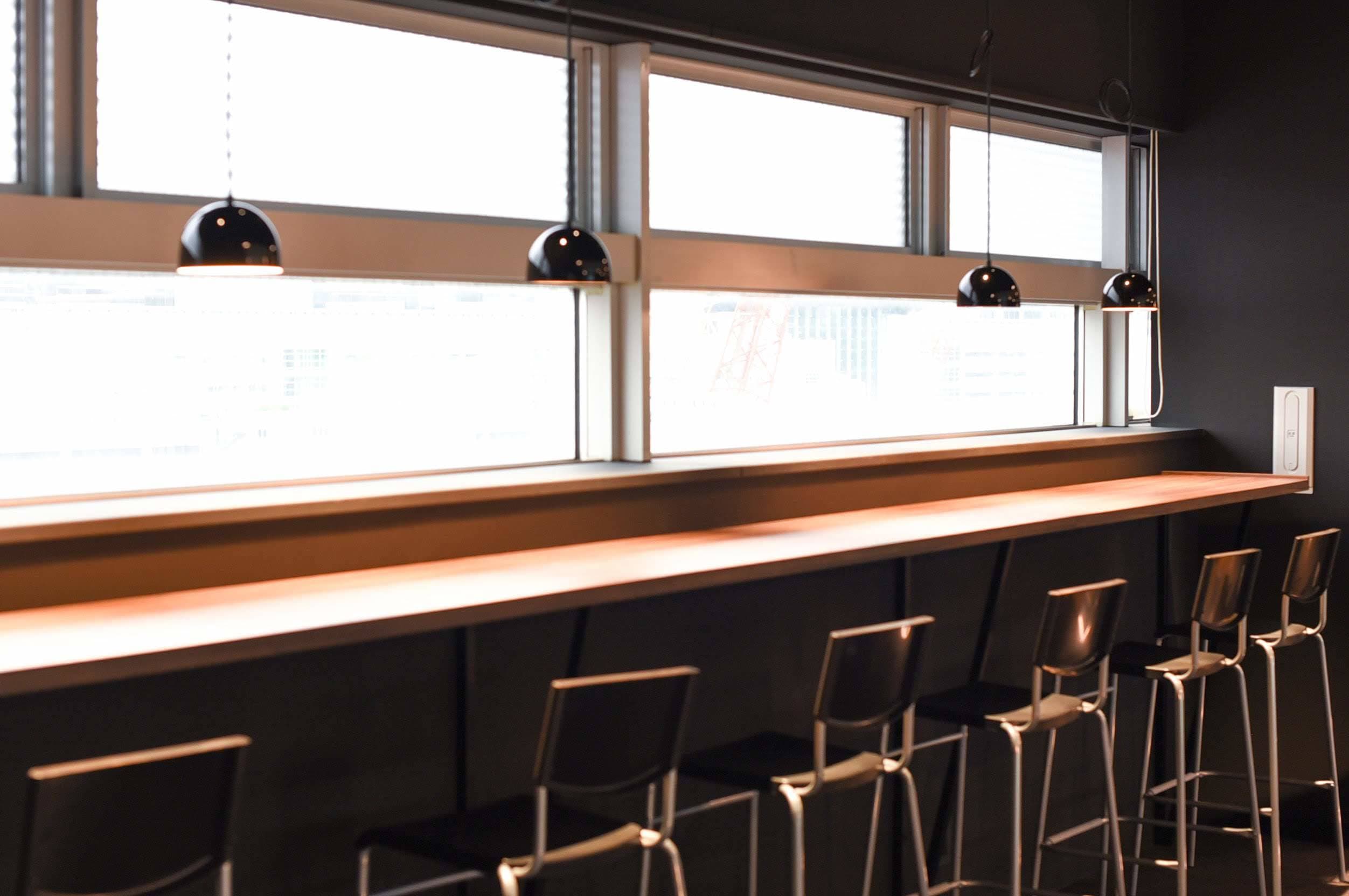 共用エリア_窓側のハイチェアーなど、その日の気分に合わせて席を選んで頂けます。