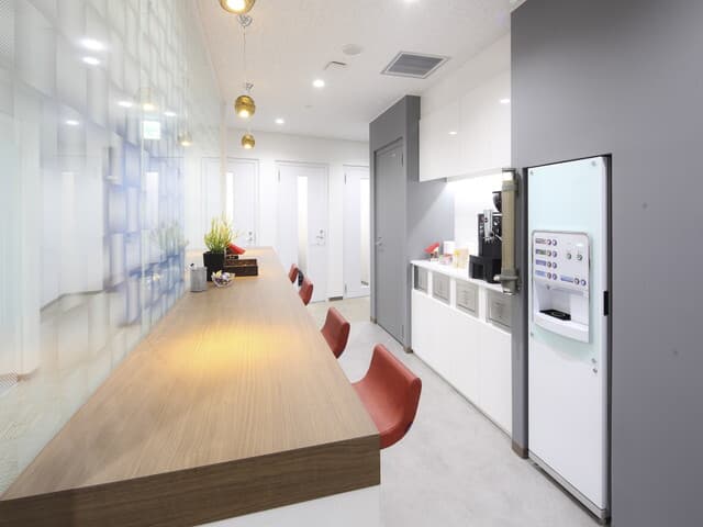 共用部_ビジネスラウンジ。カフェを想起させるようなお洒落な空間です。