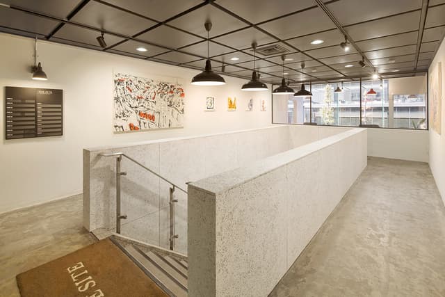 外観_エントランスです。エントランスには社名表示を設置しています。