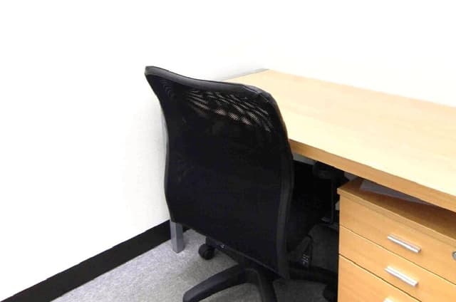 専有部_個室。オフィス家具、空調、インターネット回線が全室に備え付けです。