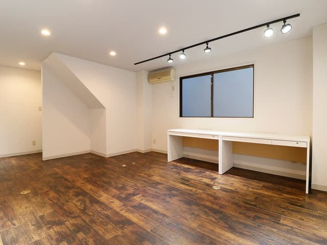 個室_オフィス。大きくスペースが取れ、明るい空間になっています。