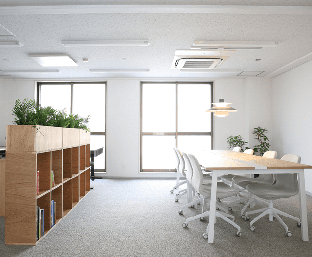 共有部_コミュニケーションスペース。自由な席で作業を行うこともできます。