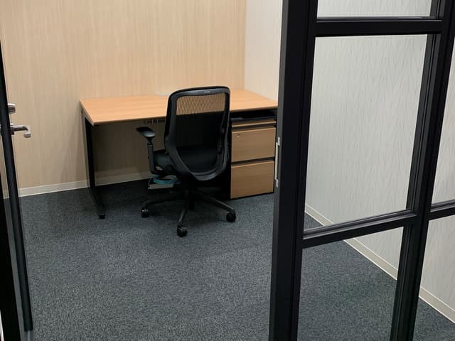 個室_ブース室です。コストを抑えつつ、セキュリティばっちりの鍵付きスペースとなっています。