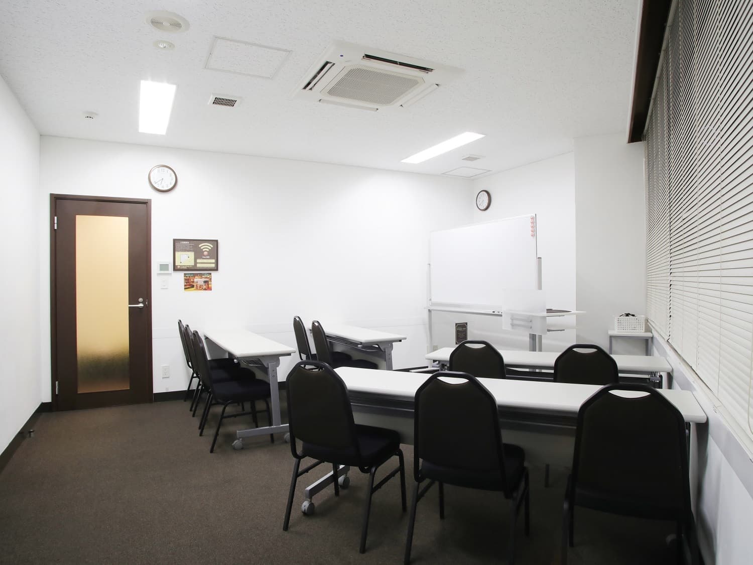 個室_8名用の個室です。広くスペースを取り、作業することができます。