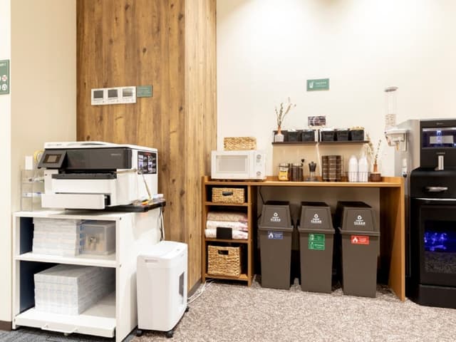 共用部_カフェブース。ドリンクコーナーには飴やチョコレート等も無料でご用意。季節によってはコーンスープやみそ汁を用意しています。©bizcomfort