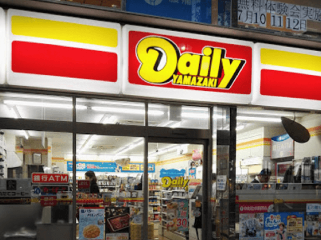 近隣のコンビニ_デイリーヤマザキ 六本木交差点店 (徒歩2分)