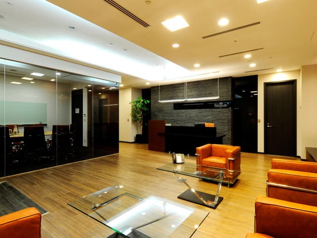 ラウンジ_現代的でデザイン性の高い家具が置かれています©Regus