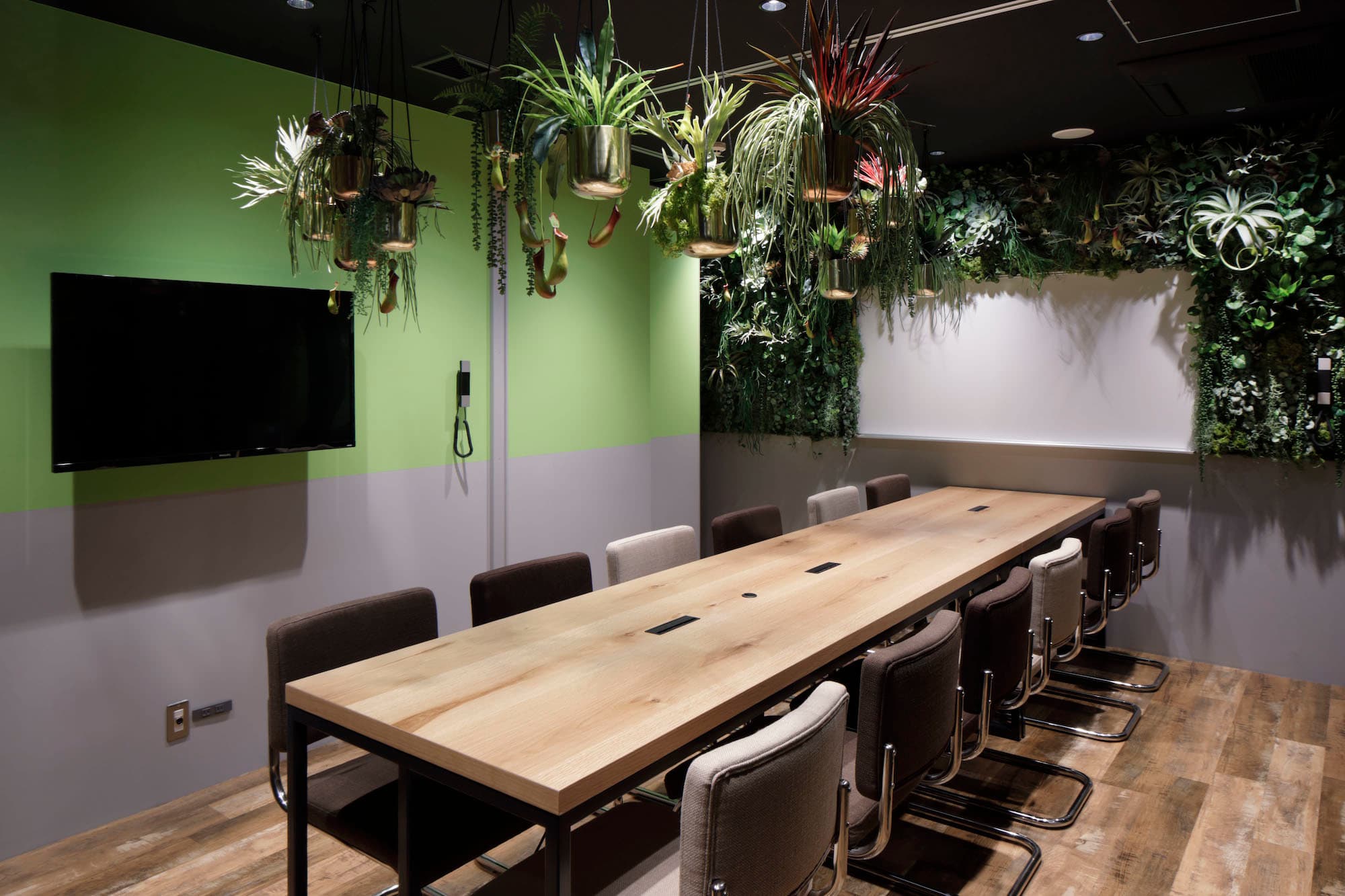 会議室_ビジネスに欠かせない会議室には、ビデオ会議システムなど充実した設備をご用意しています