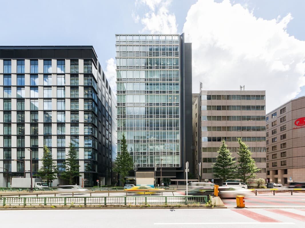 外観_日本橋駅から徒歩5分の場所にあります。©WeWork