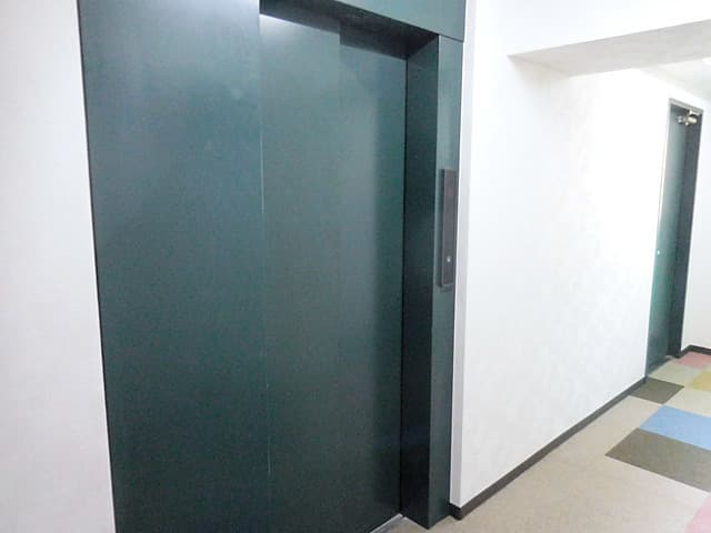 内観_エレベーターがあります。