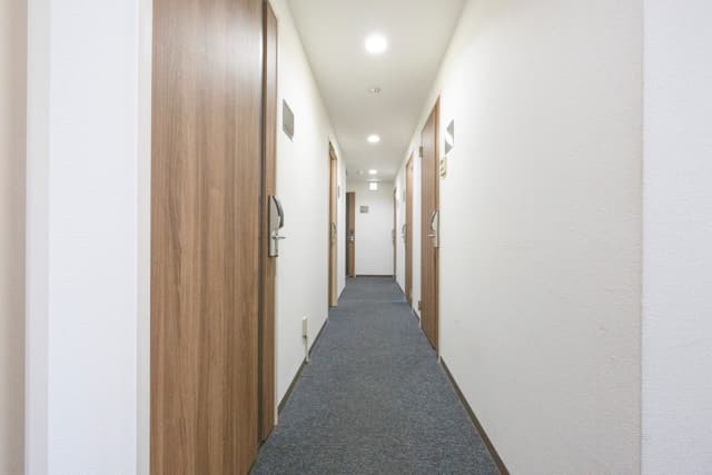 共用部_廊下。各個室は電子錠で施錠でき、セキュリティ面でも安心です。