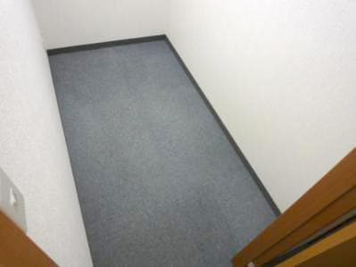 個室_613号室(1名用)の写真です。各個室にコンセントと有線LANがついています。