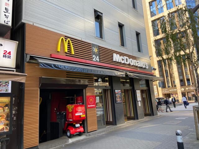 近隣の飲食店_マクドナルド 新宿日比谷口店 (徒歩2分)