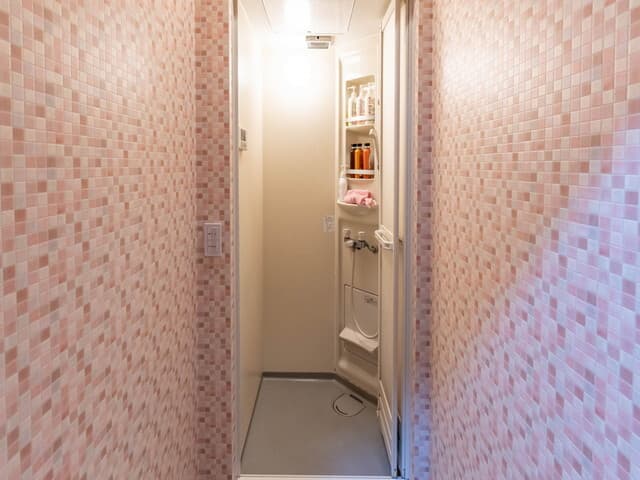 共用部_シャワールーム。2つのシャワールームを用意しており、体のリフレッシュも可能です。