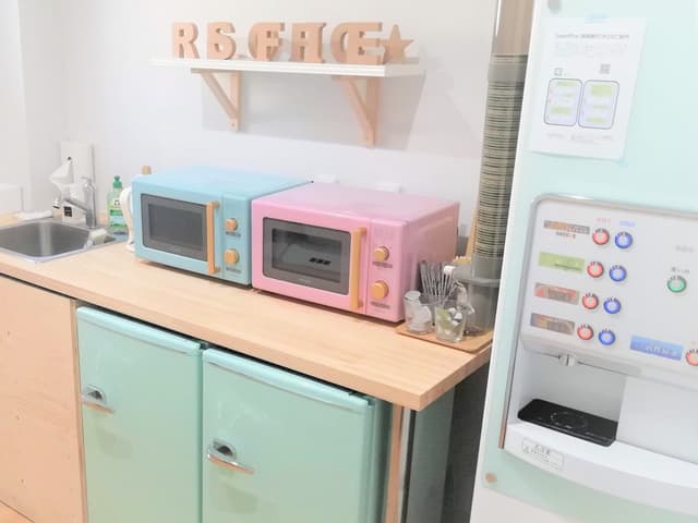 共用部_キッチン。ドリンクサーバーや電子レンジなど、簡単な料理が出来る設備が整っています。
