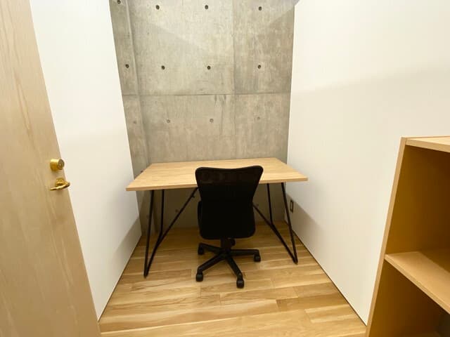 個室_1人用の作業デスクとして業務や勉強にお使いいただけます。