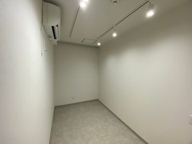 専有部_個室。白を基調としたシンプルな区画です。