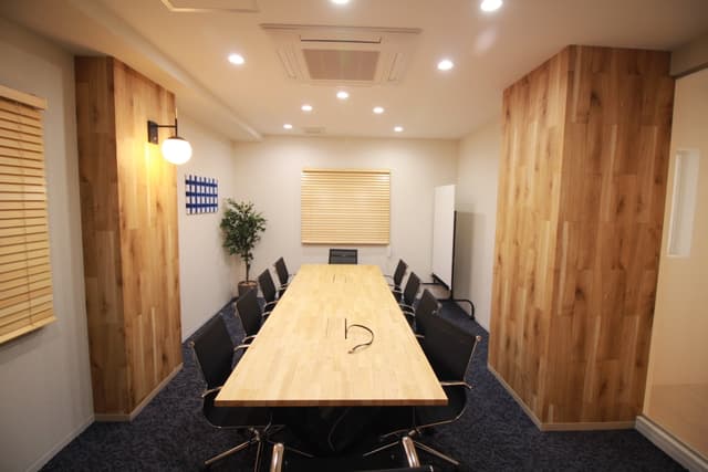 共用部_会議室 会議だけでなく、セミナーやチームビルディングにも活用可能な多目的スペースです。