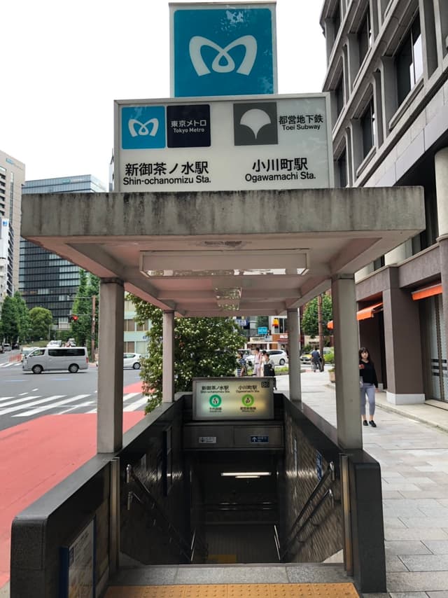 周辺の駅_小川町駅・新御茶ノ水駅B6出口まで徒歩3分です。駅近なので、雨天の日でも快適に通勤することができます。