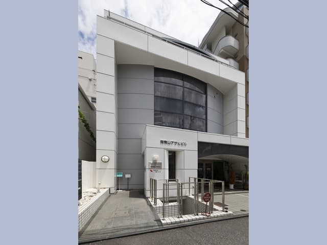 ビル外観。青山一丁目駅から徒歩3分、外苑前駅から徒歩6分の場所にあります。