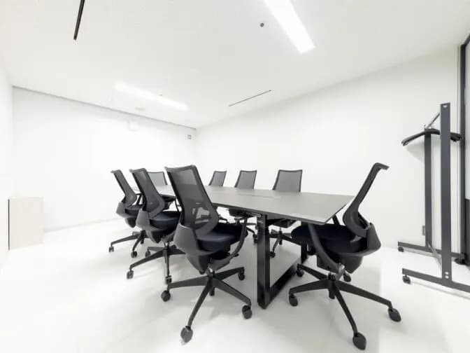 共用部_会議室。少人数利用の会議室も10階にございます。©BIZcomfort