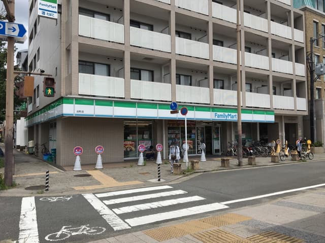近隣のコンビニ_ファミリーマート 出町店 (徒歩5分)
