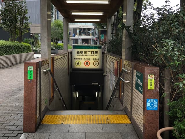 最寄り駅_新宿三丁目駅C7出口が一番近い出口です。
