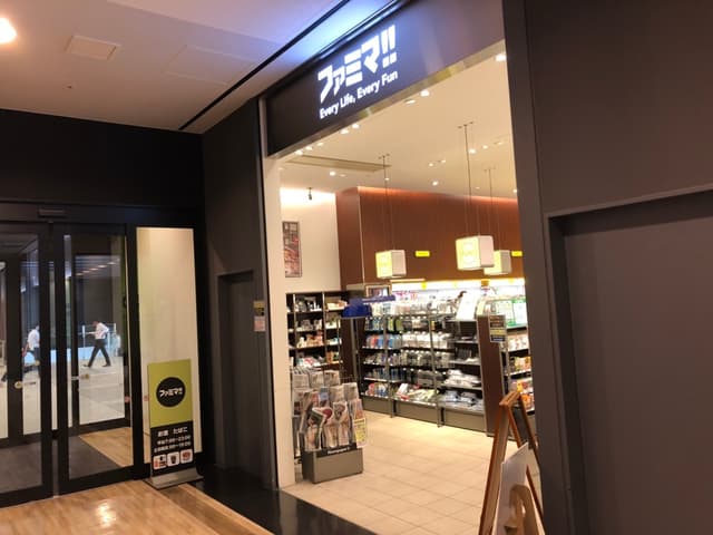 周辺のコンビニ_同じビル内にファミリーマートがあります。