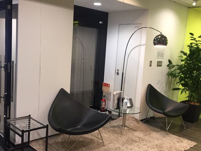 共用部_ビジネスラウンジ。ハイセンスなデザインのラウンジです。入居者様同士の交流の場としても活用いただけます。