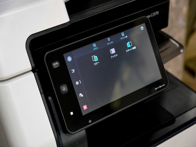 設備_複合機。白黒10円・カラー25円で利用できるコピー機です。