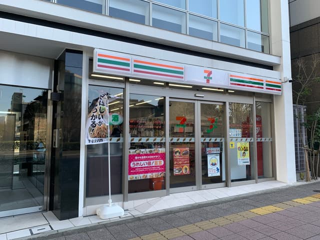 近隣のコンビニ_セブンイレブン赤坂四丁目店(徒歩3分)