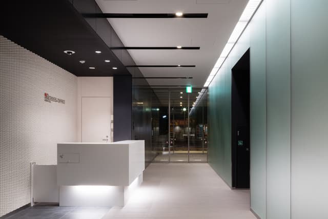 エントランス_オフィス内に入ると常駐の受付スタッフが出迎えます