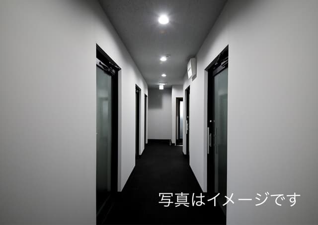 共用部_廊下。個室は施錠可能で各所に防犯カメラがありセキュリティは万全です。