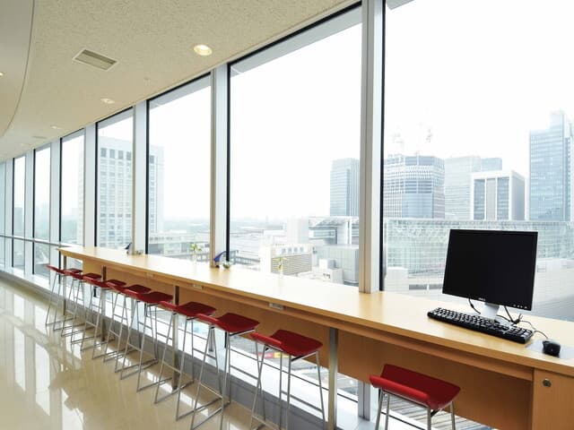 共用部_ビジネスラウンジ。高層ビルから東京の景色を眺めつつ作業が出来るラウンジです。