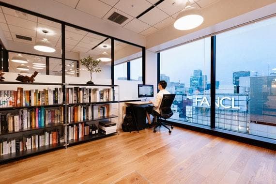 専有部_個室。家具付きです。©WeWork ※写真はイメージです。