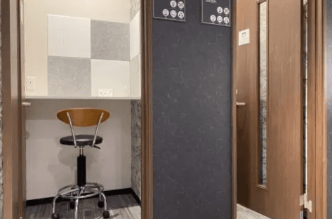 共用部_フォンブース。完全予約制(有料)で使える、通話・WEB会議専用個室です。※画像はイメージです。©bizcomfort