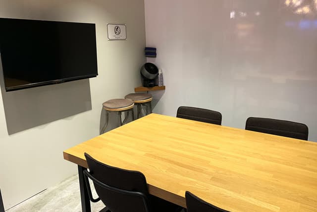 会議室_4名用と8名用の会議室があり、モニター・ホワイトボードなどが完備しています。